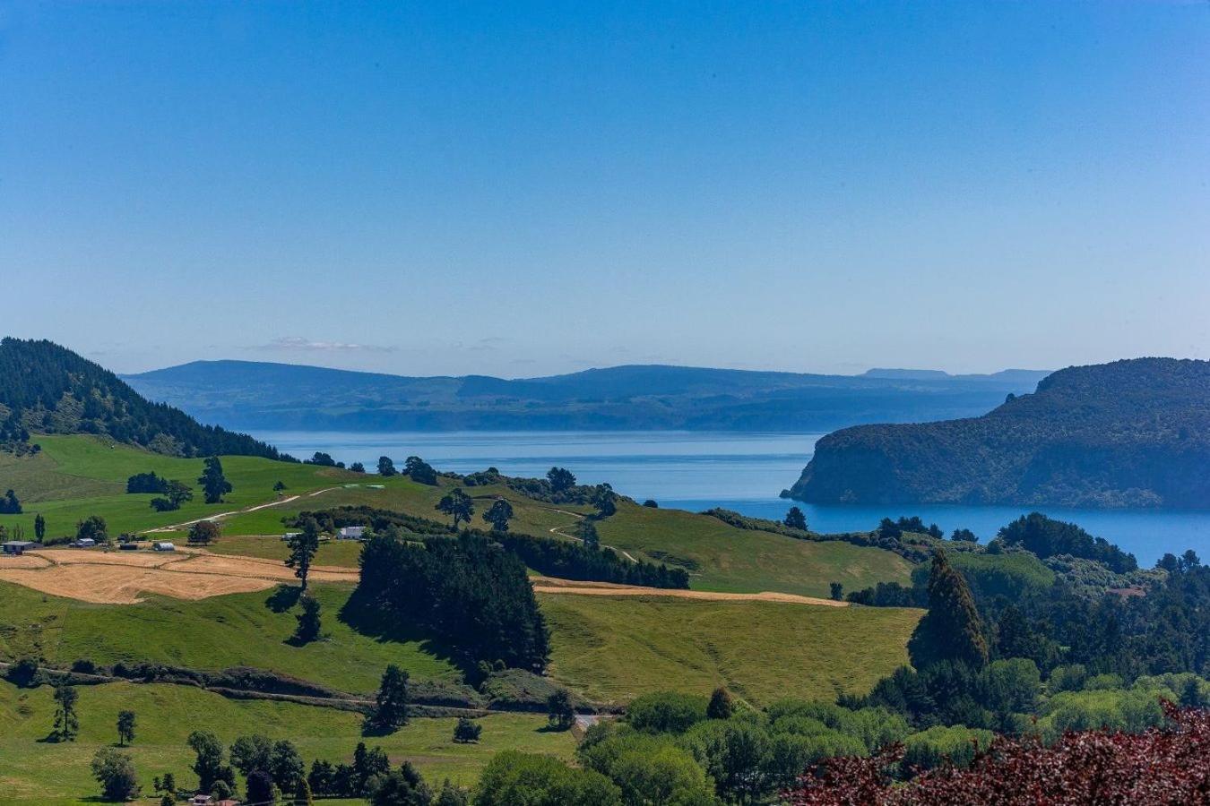 Scenic Solitude - Wake Up To Lake And Mountain Views! Taupo Exterior photo