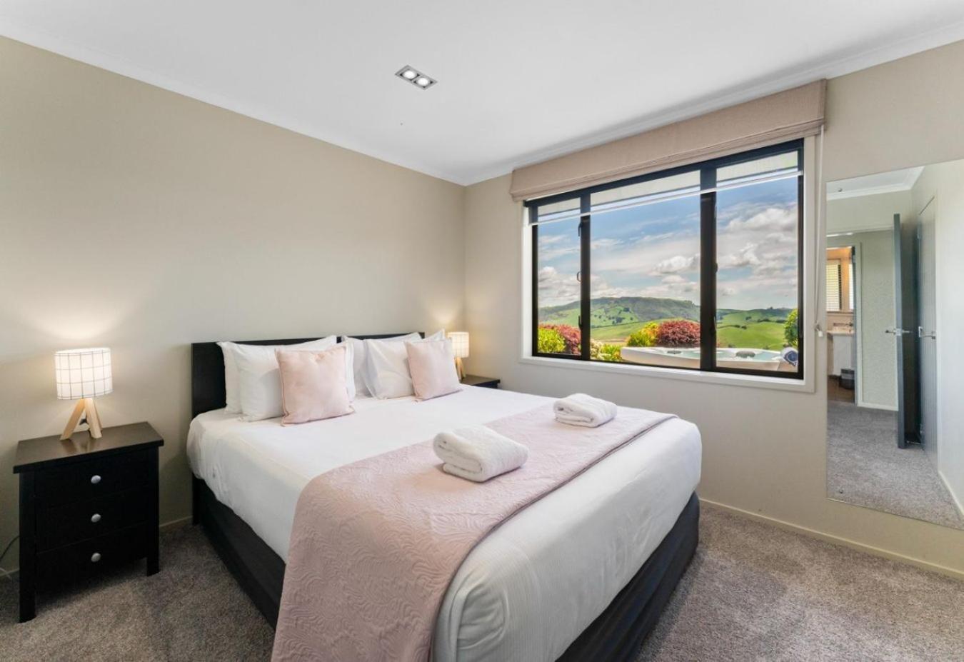 Scenic Solitude - Wake Up To Lake And Mountain Views! Taupo Exterior photo