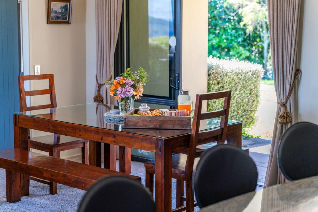 Scenic Solitude - Wake Up To Lake And Mountain Views! Taupo Exterior photo