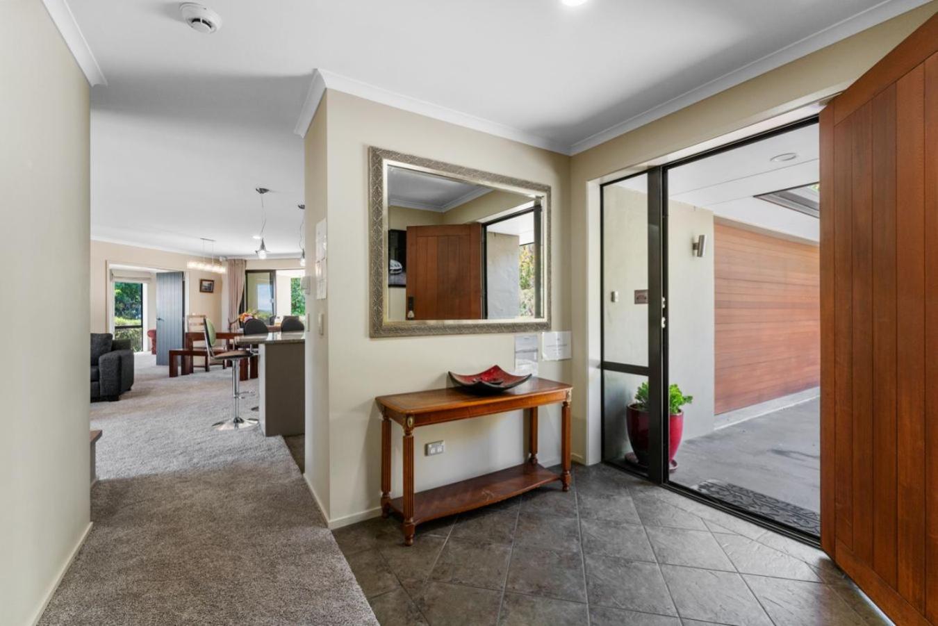 Scenic Solitude - Wake Up To Lake And Mountain Views! Taupo Exterior photo