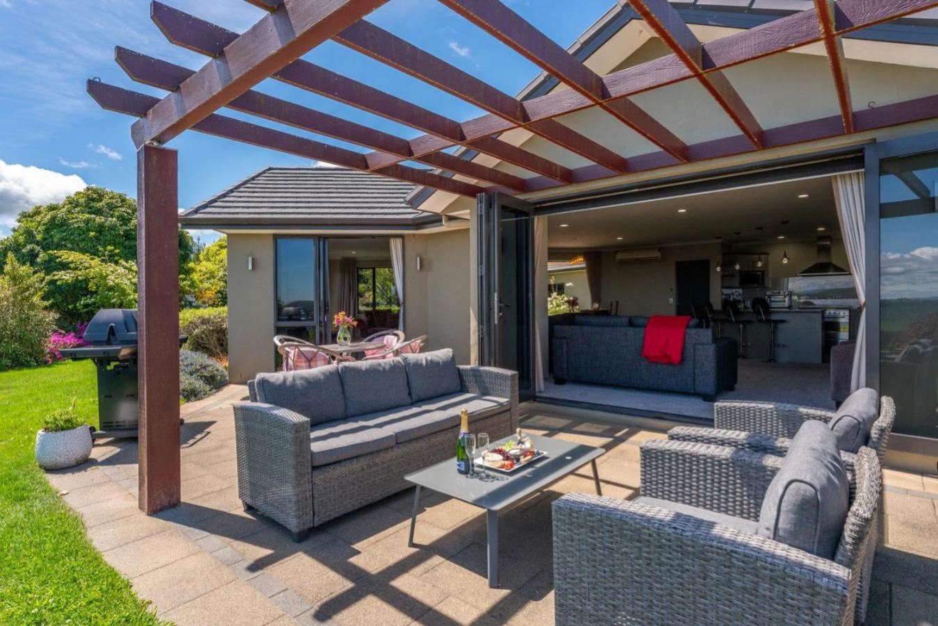 Scenic Solitude - Wake Up To Lake And Mountain Views! Taupo Exterior photo