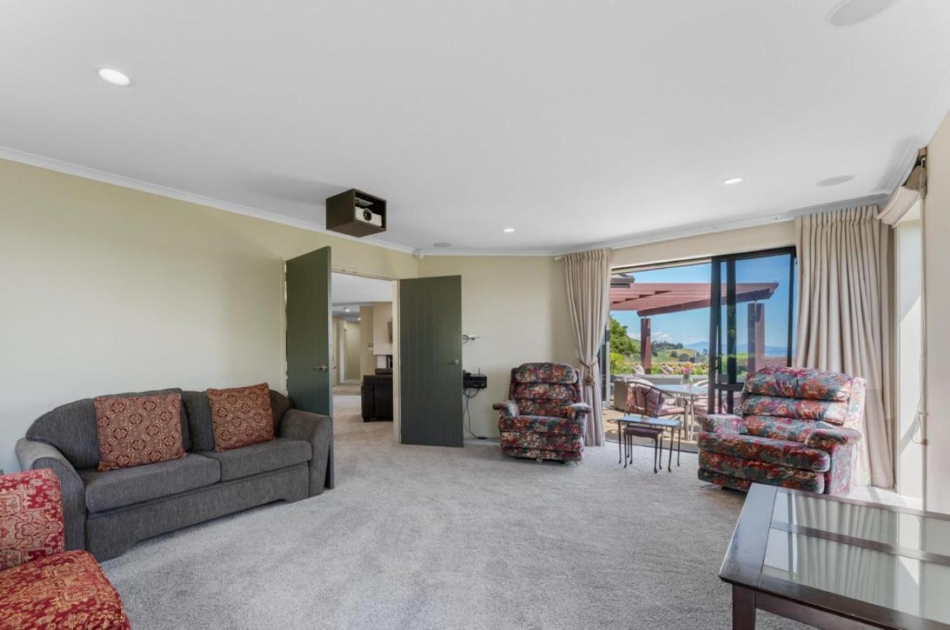 Scenic Solitude - Wake Up To Lake And Mountain Views! Taupo Exterior photo