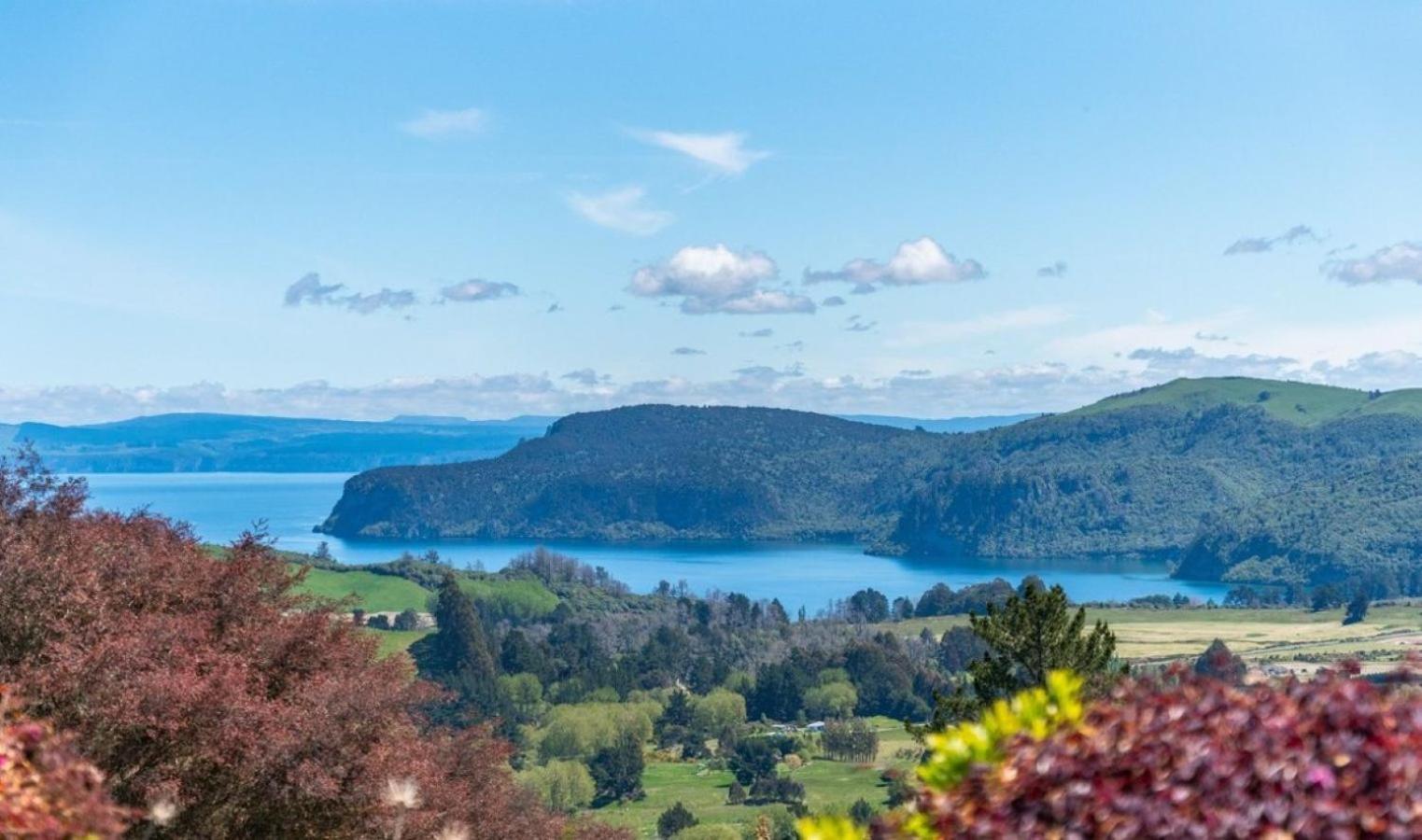 Scenic Solitude - Wake Up To Lake And Mountain Views! Taupo Exterior photo